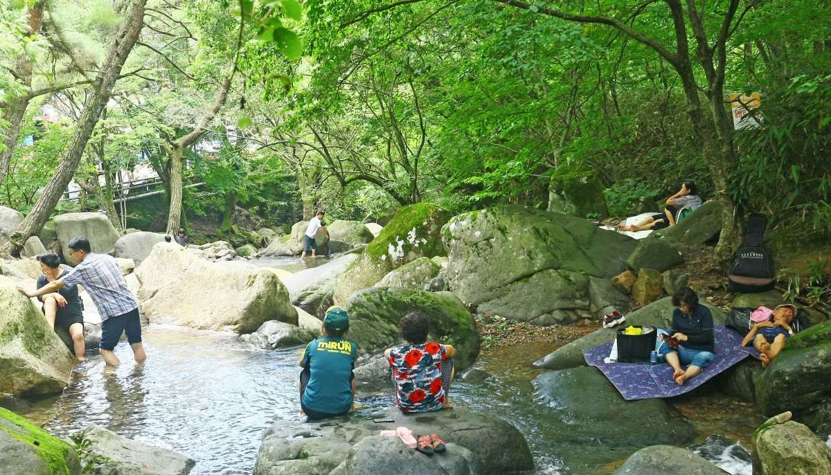 광주 북구 금곡동 무등산 원효사 계곡을 찾은 피서객들 모습. / 뉴스1