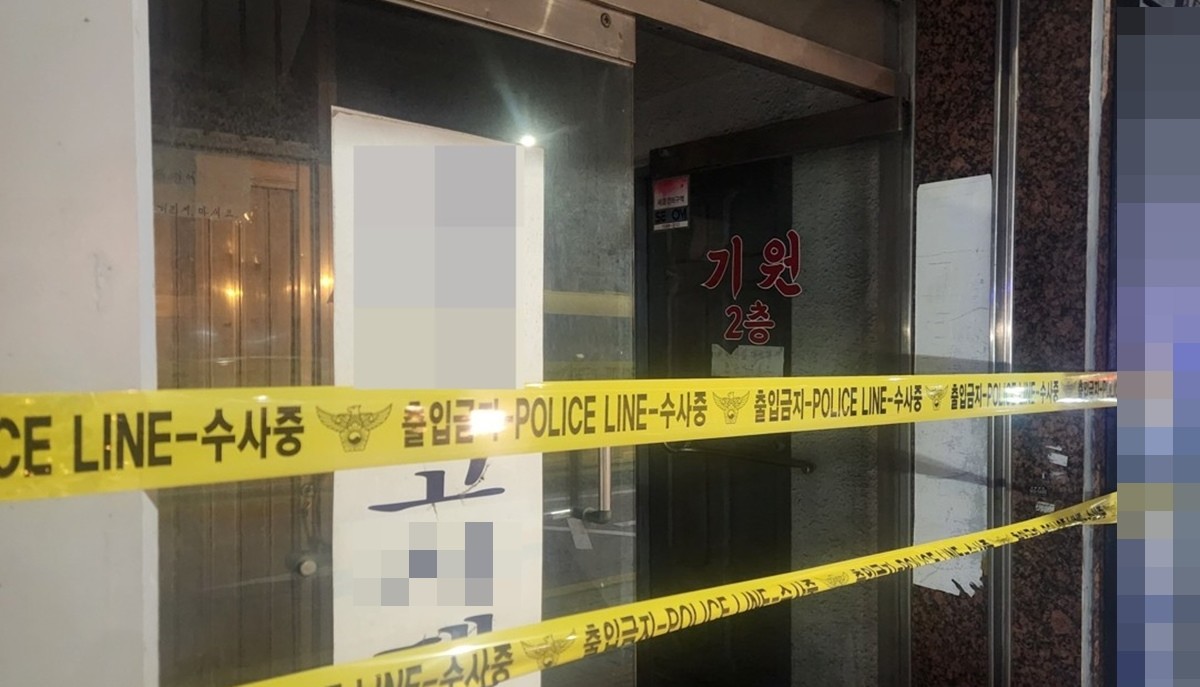 칼부림 사건이 발생한 서울 성북구 길음동 기원 모습.     지난 25일 오후 서울 성북구 길음동에 있는 한 기원에서 고령 남성 3명이 흉기에 찔려 크게 다쳤다. / 연합뉴스