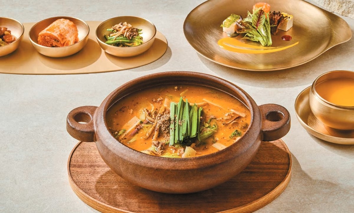 워커힐 호텔앤리조트의 한식당 ‘온달’이 여름 보양식으로 선보인 흑염소탕 / 워커힐 호텔앤리조트