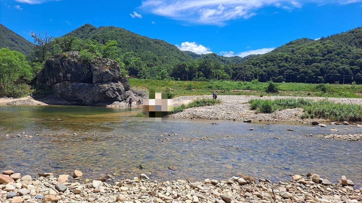 전북 진안 금강천 물놀이 사고 현장. 26일 전북 진안군에 있는 한 하천에서 물놀이하던 60대가 숨지는 사고가 발생했다. / 전북소방본부 제공