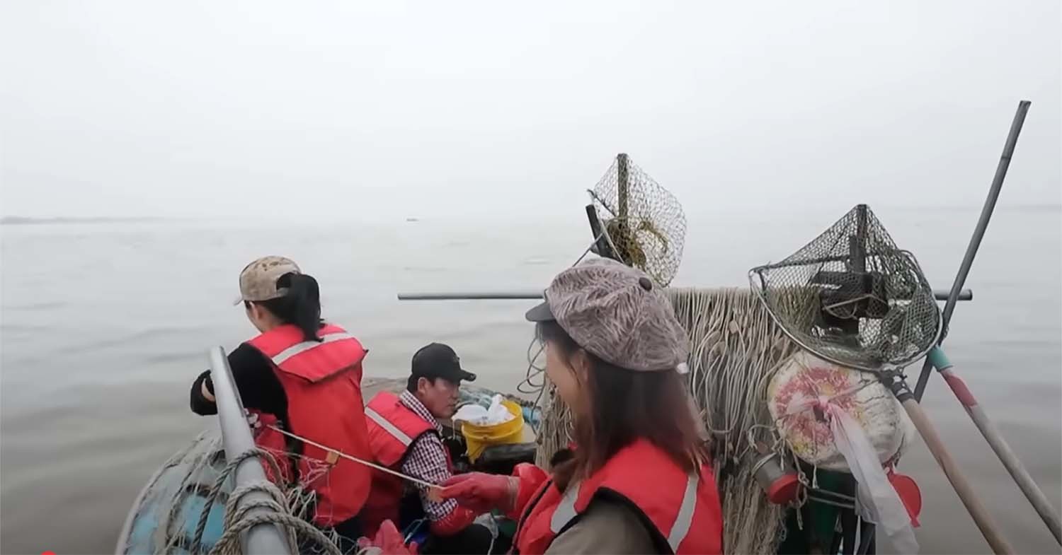 한강에서 조업하는 모습 / EBS