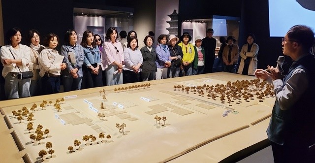 국립익산박물관에서 관광객들에게 설명하는 문화관광해설사의 모습