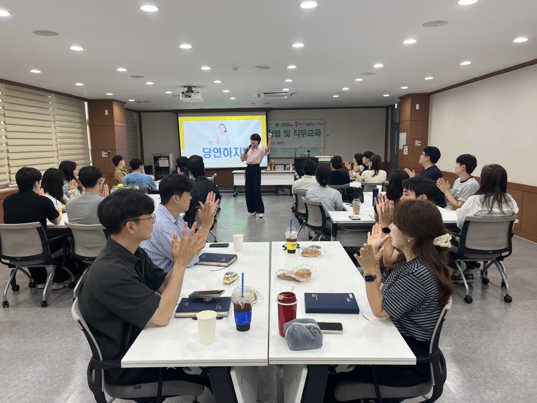 경산시 건술 분야 공무원들이 경산시 중소벤처기업진흥공단 대구경북연수원에서 건설분야 공무원 직무교육을 듣고 있다. / 경산시 제공