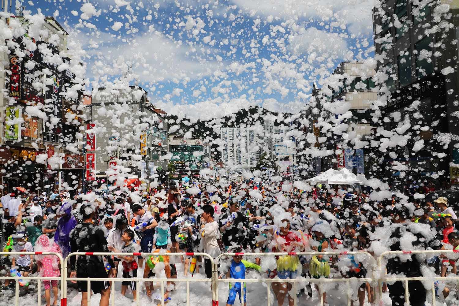 강원 태백시 중앙로 일원에서 열린 제4회 태백 한강·낙동강 발원지 축제 얼水절水 물놀이 난장에서 참가자들이 비누거품을 맞고 물총을 쏘며 무더위를 날리고 있다. / 뉴스1 자료사진