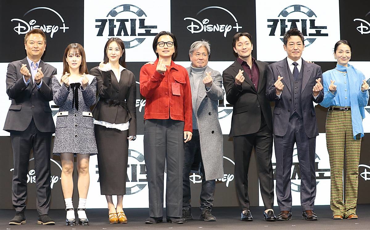 강윤성 감독(왼쪽부터)과 배우 류현경, 손은서, 이동휘, 최민식, 손석구, 허성태, 김주령이 2022년 12월 14일 서울 종로구 JW메리어트 동대문 스퀘어 서울에서 열린 디즈니+ 오리지널 시리즈 '카지노' 제작발표회에서 포즈를 취하고 있다. '카지노'(감독 강윤성)는 돈도 빽도 없이 필리핀에서 카지노의 전설이 된 남자 차무식(최민식 분)이 살인사건에 휘말리면서 인생의 벼랑 끝 목숨 건 최후의 베팅을 시작하게 되는 강렬한 이야기를 그린 작품이다 / 뉴스1