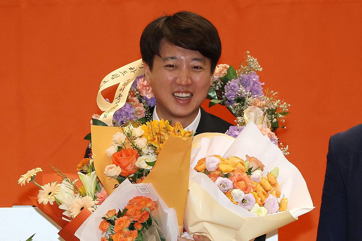 개혁신당 당대표로 선출된 이준석 의원이 27일 오후 서울 여의도 국회에서 열린 당대표 및 최고위원 선출 위한 제2차 전당대회에서 꽃다발을 전달받고 있다 / 뉴스1