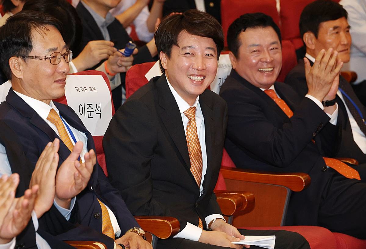 개혁신당 당대표로 선출된 이준석 의원이 27일 오후 서울 여의도 국회에서 열린 당대표 및 최고위원 선출 위한 제2차 전당대회에서 미소 짓고 있다 / 뉴스1