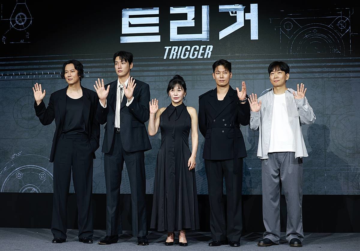 배우 김남길(왼쪽부터)과 김영광, 길해연, 박훈, 권오승 감독이 지난 22일 오전 서울 마포구 호텔 나루 서울 엠갤러리에서 열린 넷플릭스 시리즈 '트리거' 제작발표회에 참석해 포즈를 취하고 있다. '트리거'는 대한민국에서 출처를 알 수 없는 불법 총기가 배달되고 총기 사건이 끊임없이 발생하는 가운데 각자의 이유로 총을 든 두 남자의 이야기를 그린 총기 액션 재난 스릴러다 / 뉴스1
