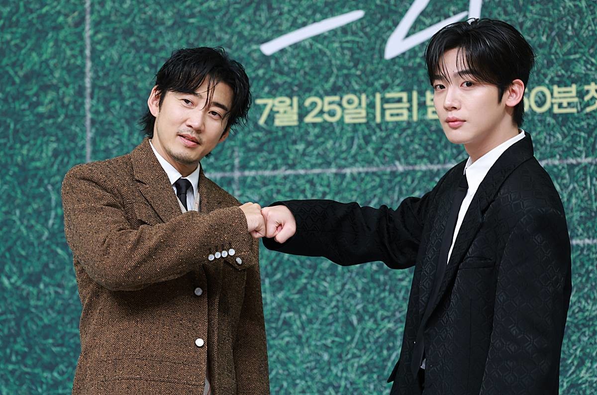 배우 윤계상과 김요한(오른쪽)이 지난 25일 오후 서울 양천구 SBS에서 진행된 드라마 '트라이' 제작발표회에 참석해 포즈를 취하고 있다. '트라이: 우리는 기적이 된다'는 예측불허 괴짜감독 주가람과 만년 꼴찌 한양체고 럭비부가 전국체전 우승을 향해 질주하는 코믹 성장 스포츠 드라마 / 뉴스1