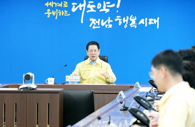 전남지역 폭염 경보로 재난안전대책본부 비상 1단계가 발령된 27일 김영록 전라남도지사가 도청 재난종합상황실을 방문, '폭염경보 대처사항 보고회'를 주재하고 근무자들을 격려하고 있다.
