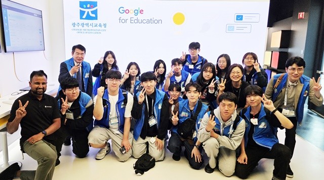 이정선 광주시교육감이 지난 25일(현지시간) 샌프란시스코 구글 베이뷰 캠퍼스에서 학생과 관계자와 함께 기념사진을 촬영하고 있다. / 광주시교육청 제공