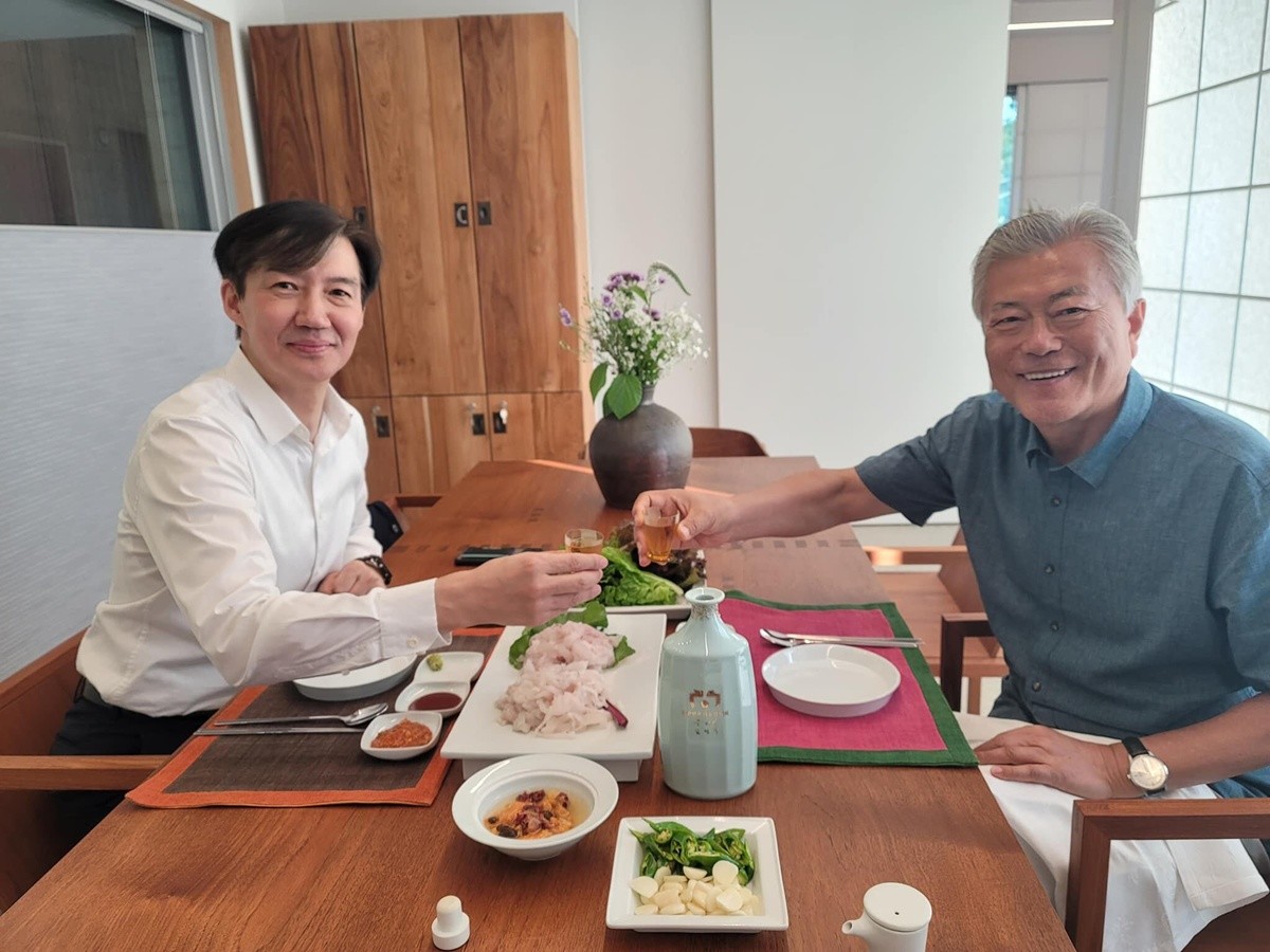 조국 전 법무부 장관이 2023년 6월 10일 경남 양산시 평산책방을 찾아 책방지기로 봉사한 뒤 문재인 전 대통령과 회를 안주로 건배하는 사진. 최동석 인사혁신처장이 SNS에 올린 사진이 이것인지는 확실치 않다. / 조국 전 장관 페이스북 캡처