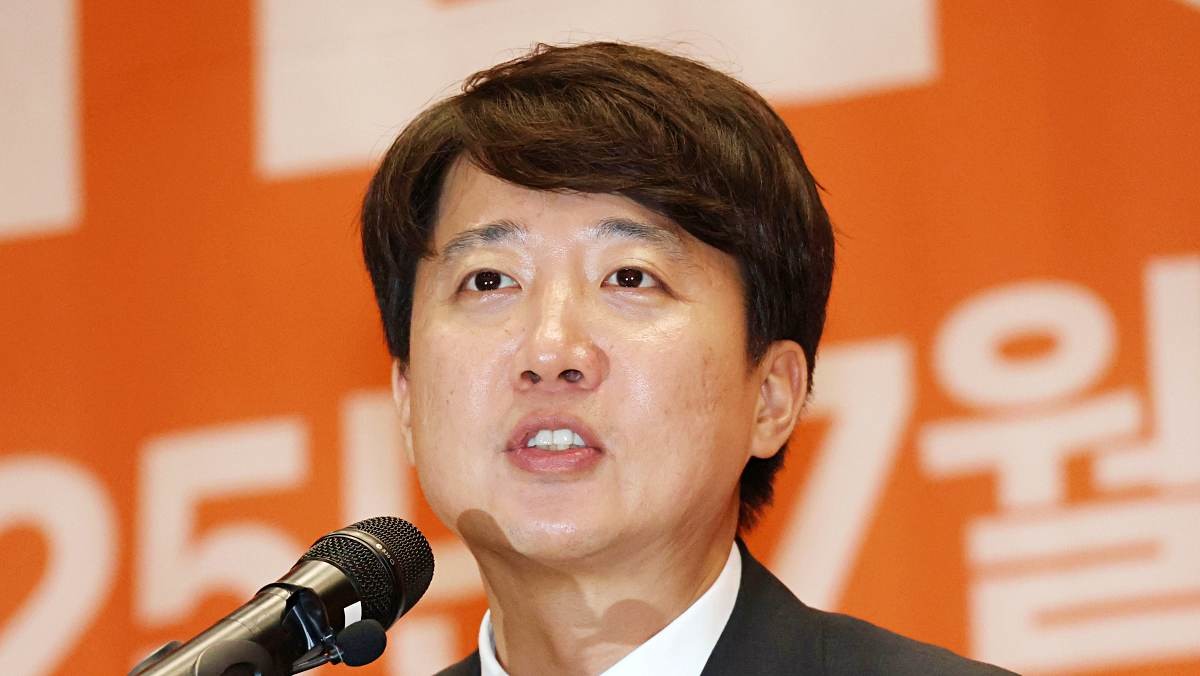 개혁신당 당대표 후보인 이준석 의원이 지난 27일 오후 서울 여의도 국회에서 열린 당대표 및 최고위원 선출 위한 제2차 전당대회에서 정견발표를 하고 있다. / 뉴스1