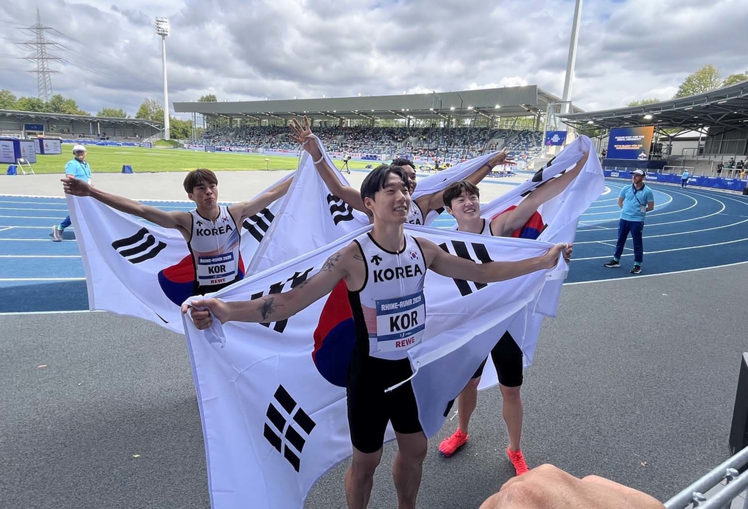 27일(한국시간) 독일 보훔 로르하이데 스타디움에서 열린 U대회 육상 남자 400m 계주 결선에서 우승한 한국 선수들이 세리머니를 하고 있다. / 대한육상연맹 제공