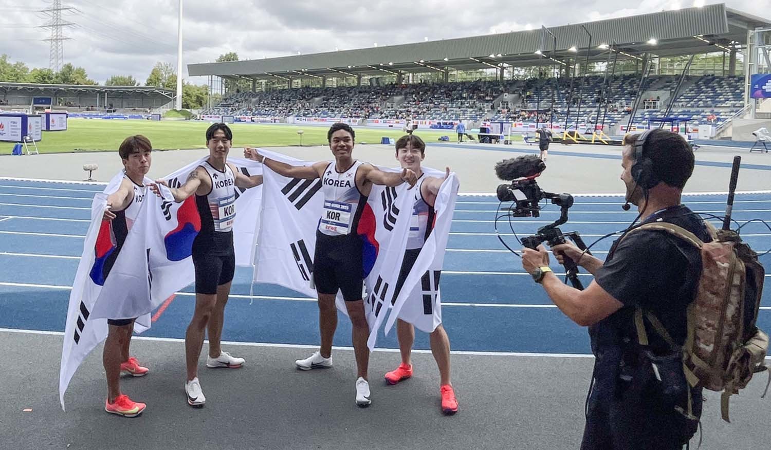 27일(한국시간) 독일 보훔 로르하이데 스타디움에서 열린 U대회 육상 남자 400m 계주 결선에서 우승한 한국 선수들이 기념 촬영을 하고 있다. 왼쪽부터 김정윤, 이재성, 나마디 조엘진, 서민준. / 대한육상연맹 제공