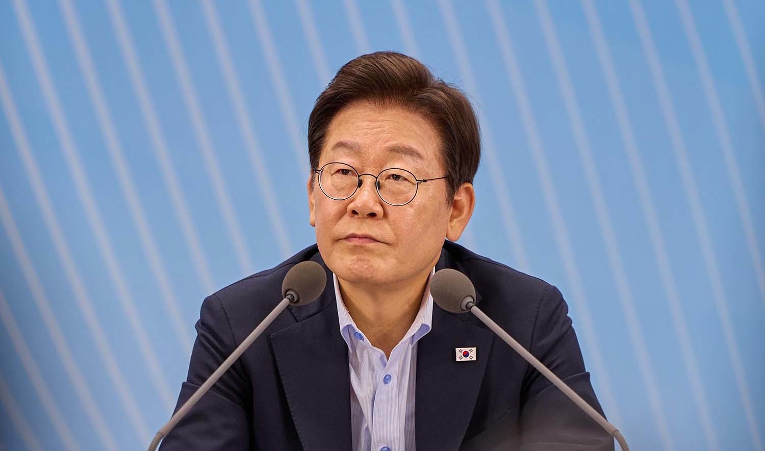 이재명 대통령이 25일 부산 남구 부경대에서 열린 타운홀미팅 '부산의 마음을 듣다' 지역 주민 간담회에서 참석자들의 발언을 경청하고 있다. / 대통령실 제공.