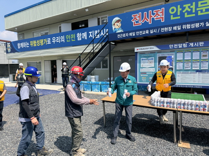 정명섭 대구도시개발공사 사장이 대구 복현 주거환경개선사업 건설현장에서 근로자들에게 전해질 음용수를 직접 전달하고 있다. / 대구도시개발공사 제공