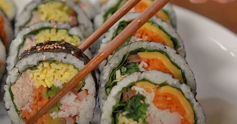 김밥 관련 참고 사진일 뿐, 사진 속 김밥은 상한 것과 무관합니다. / 유튜브 '매일맛나 delicious day'