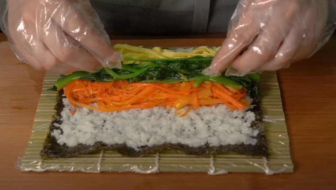 김밥 관련 참고 사진일 뿐, 사진 속 김밥은 상한 것과 무관합니다. / 유튜브 '매일맛나 delicious day'