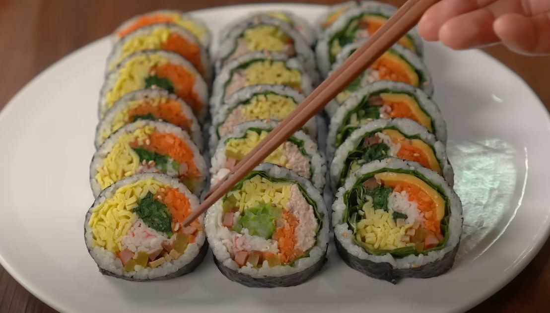 김밥 관련 참고 사진일 뿐, 사진 속 김밥은 상한 것과 무관합니다. / 유튜브 '매일맛나 delicious day'