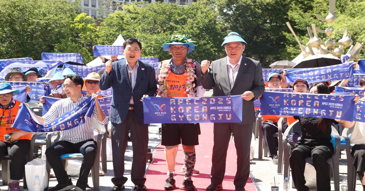 ‘왼발 박사’ 이범식 씨 28일 경주화백컨벤션센터 도착 모습/경주시