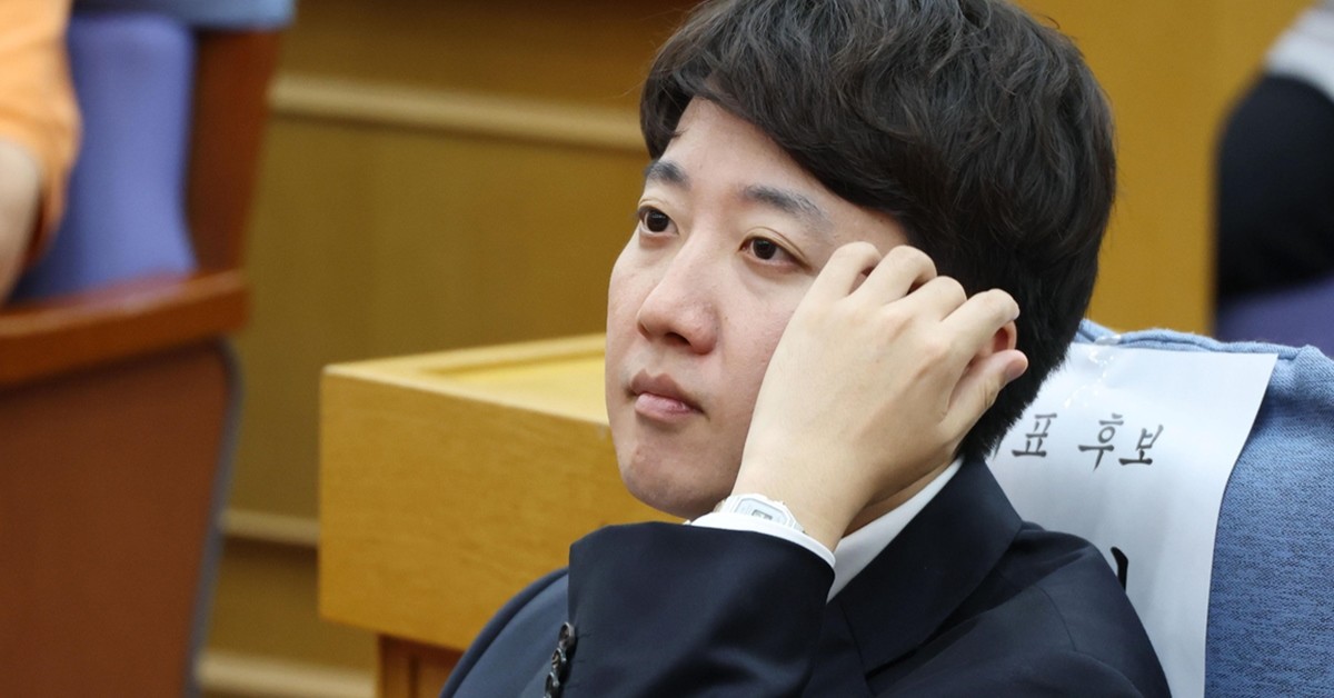 개혁신당 차기 당대표 선거에 단독 출마한 이준석 의원이 13일 오후 서울 여의도 국회에서 열린 개혁신당 제2차 전당대회 1차 온라인토론회에 참석해 있다. / 뉴스1