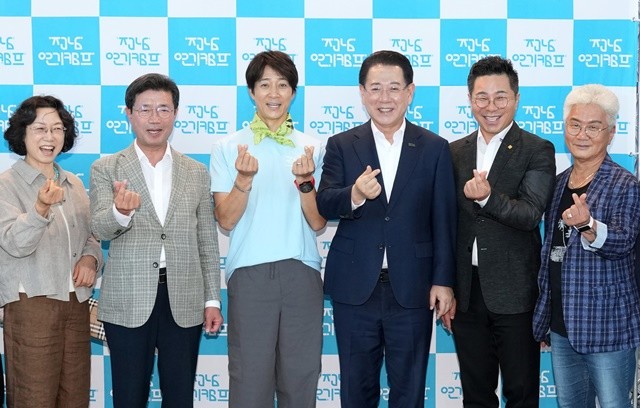 김영록 전라남도지사가 28일 오후 광양 문화예술회관에서 열린 ‘제14회 최수종과 함께하는 전남연기캠프 입소식’에 참석, 주요 내빈과 기념촬영을 하고 있다.