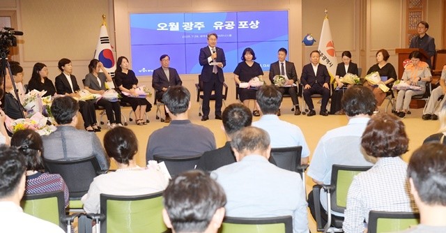 강기정 광주광역시장은 28일 시청 비즈니스룸에서 열린 ‘2025 오월광주 유공자 포상식’에 참석해 제45주년 5·18민주화운동 기념행사 성공 개최에 기여한 유공자와 단체를 표창하고, 참석자들과 소회를 나누고 있다./광주광역시 제공