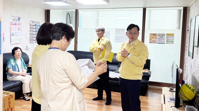 고광완 행정부시장이 28일 농촌지역과 무더위쉼터 운영 실태 현장점검을 실시하고 있다./광주광역시 제공