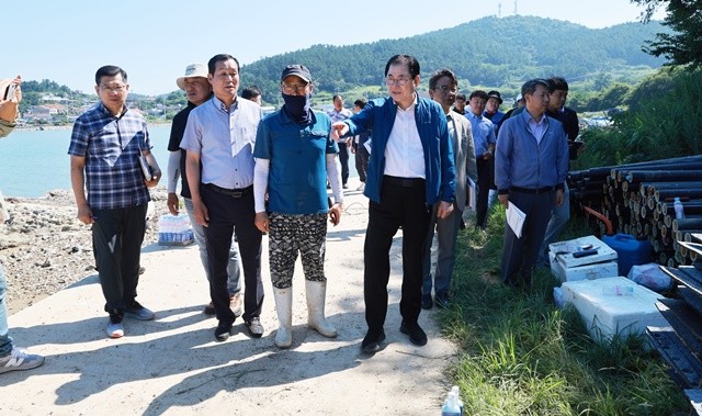 완도군 전복 가두리 감축 사업 추진(현장 방문한 신우철 완도군수)