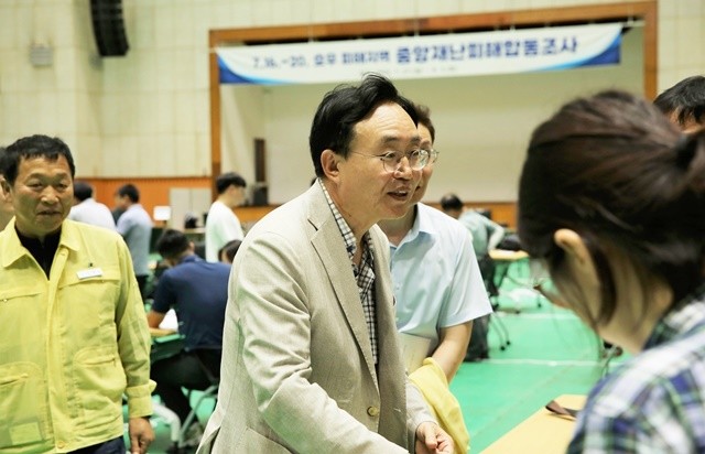 윤병태 나주시장이 광주전남 조사반 직원들을 격려하고 있다.