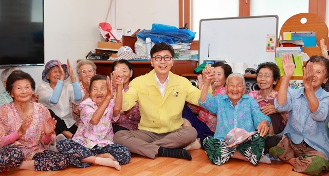 전남 1위_김철우 보성군수가 읍면 중심의 현장 접수 창구를 방문하여 격려하고 있다(가운데_김철우 보성군수)