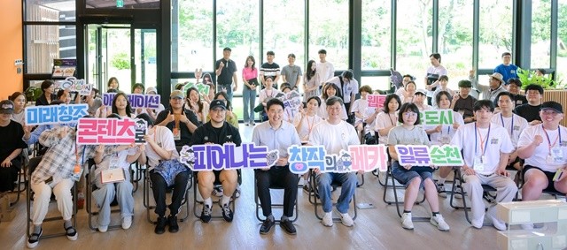 지난 26일 정원워케이션센터에서 노관규 순천시장이 창작자들과 함께 단체사진을 찍고있다.