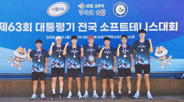 지난 27일 순천시청 소프트테니스팀이 순창에서 열린 ‘제63회 대통령기 전국대회'에서 단체전 동메달을 수상하고 기념사진을 촬영하고 있다(왼쪽부터 이희성 이하늘 추문수 류태우 임민호 강혜준 이민석 선수)