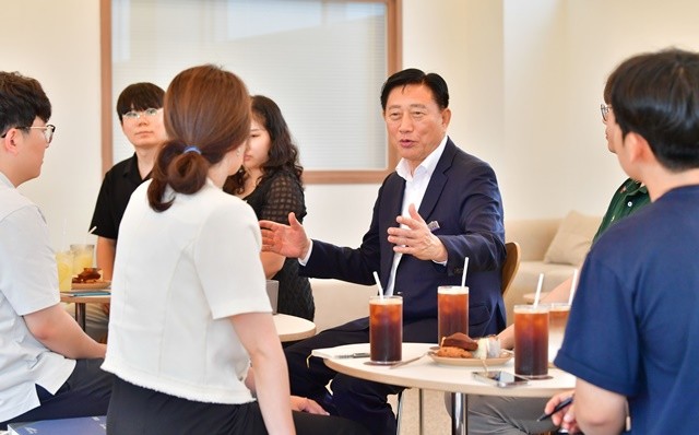 장성군이 대학생 등록금 지원 등 지역청년 지원에 집중하고 있다. 중앙 김한종 군수