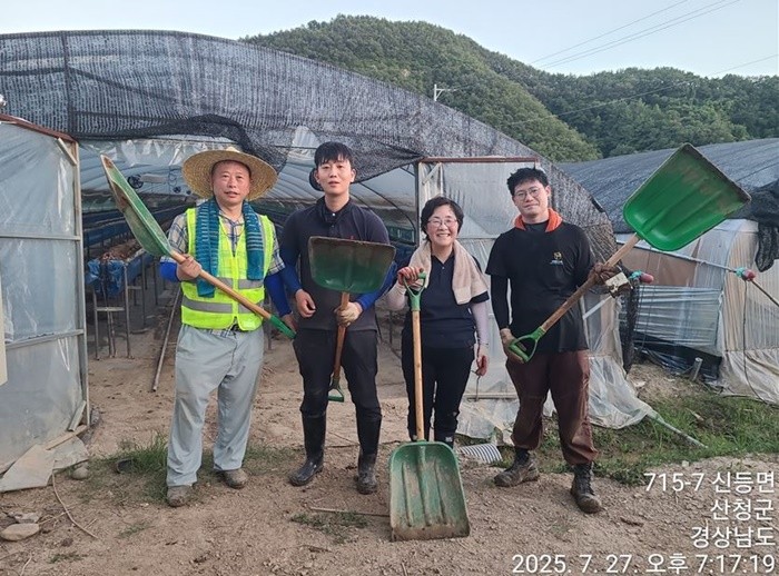 부산 영도구의회 신기삼 주민도시위원장이 지난 7월 27일, 경남 산청군 신덕면의 수해 복구 현장을 찾아 자원 활동에 참여했다. / 사진제공=신기삼 의원실
