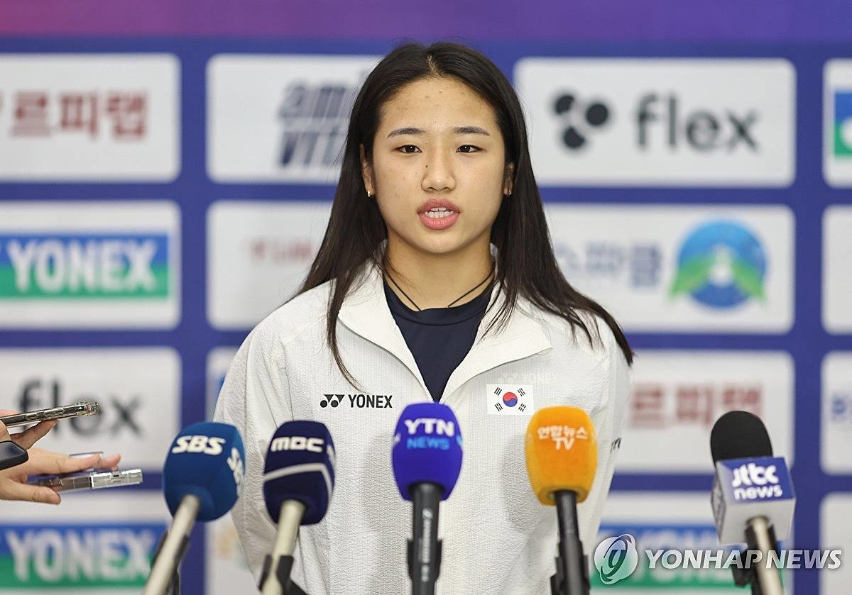 배드민턴 안세영이 지난 28일 인천국제공항 1터미널을 통해 귀국 후 취재진 질문에 답하고 있다. 안세영은 지난 26일 중국 창저우 올림픽 스포츠센터에서 열린 한웨(중국·3위)와의 세계배드민턴연맹 슈퍼 1000 중국오픈 여자 단식 4강 2게임 도중 기권했다 / 연합뉴스