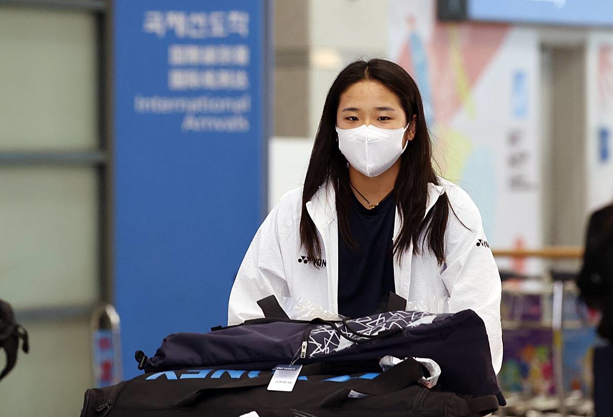 배드민턴 국가대표 안세영이 지난 28일 오후 인천국제공항 제1여객터미널을 통해 귀국하고 있다. 안세영은 지난 26일 중국 창저우 올림픽스포츠센터에서 열린 세계배드민턴연맹(BWF) 슈퍼1000 중국오픈 여자단식 4강에서 한웨(중국·3위)와의 2게임 도중 무릎 부상으로 기권했다 / 뉴스1