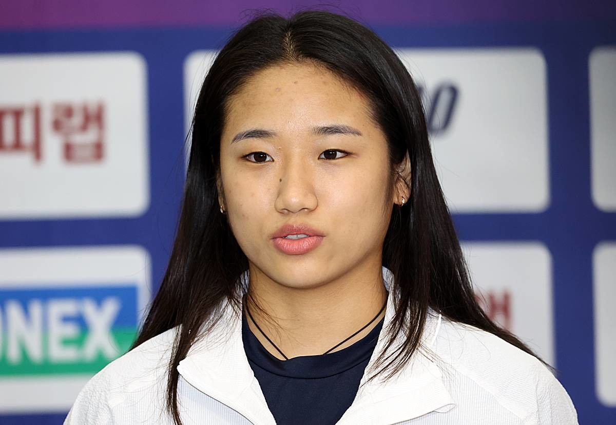 배드민턴 국가대표 안세영이 지난 28일 오후 인천국제공항 제1여객터미널을 통해 귀국해 취재진 질문에 답변하고 있다. 안세영은 지난 26일 중국 창저우 올림픽스포츠센터에서 열린 세계배드민턴연맹(BWF) 슈퍼1000 중국오픈 여자단식 4강에서 한웨(중국·3위)와의 2게임 도중 무릎 부상으로 기권했다 / 뉴스1