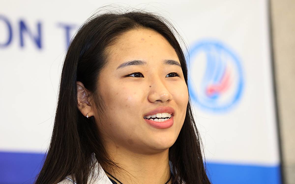배드민턴 국가대표 안세영이 지난 28일 오후 인천국제공항 제1여객터미널을 통해 귀국해 취재진 질문에 답변하고 있다. 안세영은 지난 26일 중국 창저우 올림픽스포츠센터에서 열린 세계배드민턴연맹(BWF) 슈퍼1000 중국오픈 여자단식 4강에서 한웨(중국·3위)와의 2게임 도중 무릎 부상으로 기권했다 / 뉴스1