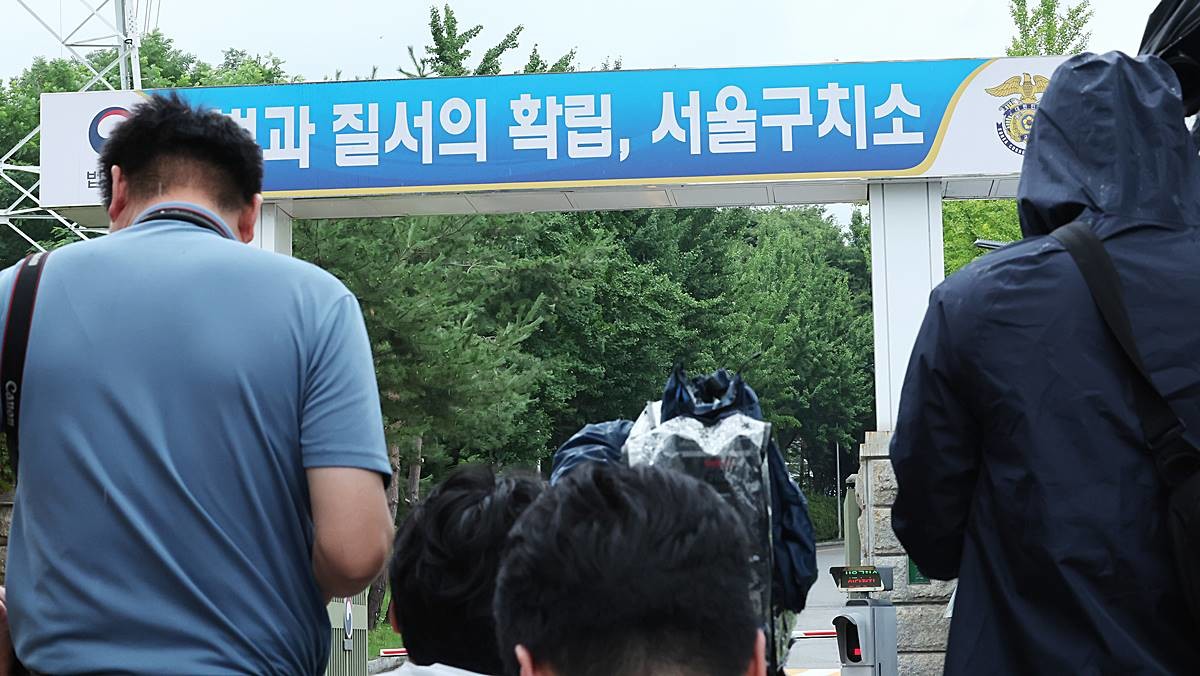 경기 의왕 서울구치소 앞에 취재진이 모여 있다 / 뉴스1