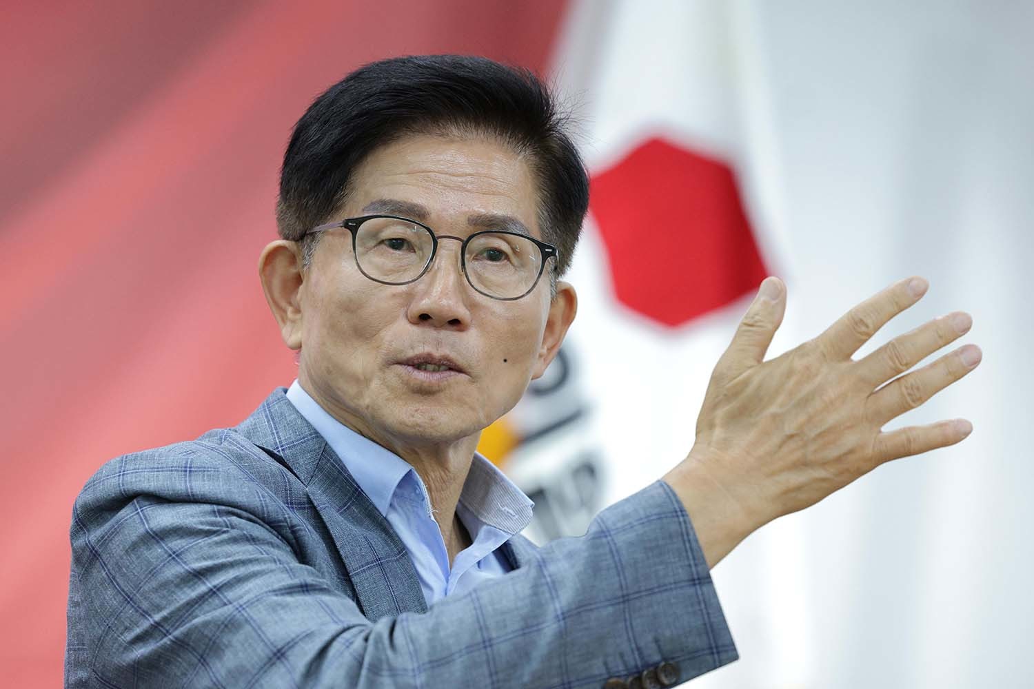 국민의힘 당대표 출마를 선언한 김문수 전 고용노동부 장관이 28일 오후 서울 여의도 국민의힘 서울시당에서 열린 당원 간담회에서 대화하고 있다. / 뉴스1