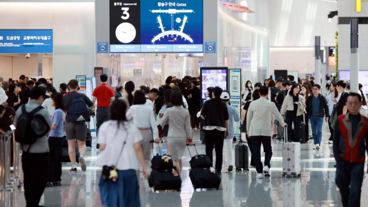 현충일 연휴가 시작된 지난달 6일 오전 인천국제공항 제1터미널 출국장 모습. / 뉴스1