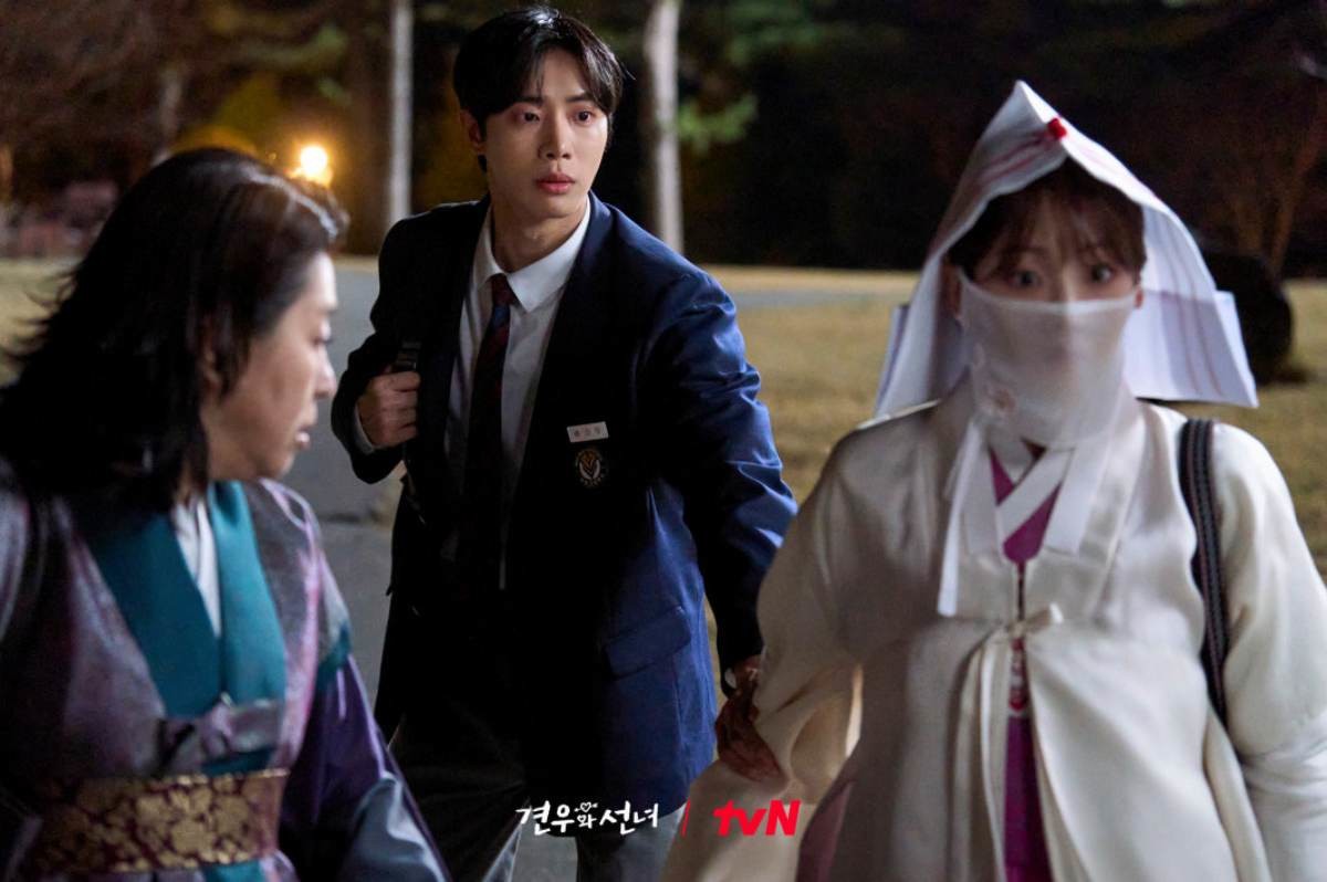 '견우와 선녀' 스틸컷. '견우와 선녀'는 흔한 로맨스를 탈피해 현대 오컬트를 배경으로 한 쌍방 구원 서사로 차별화에 성공했다. / tvN 제공