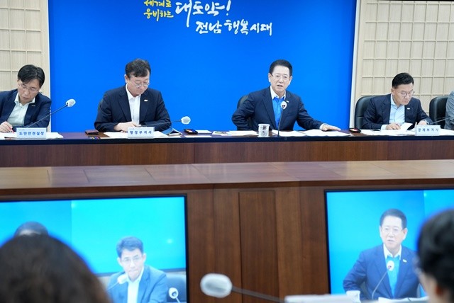 김영록 전라남도지사가 29일 도청 서재필실에서 실국장 정책회의를 주재하고 있다. / 전남도