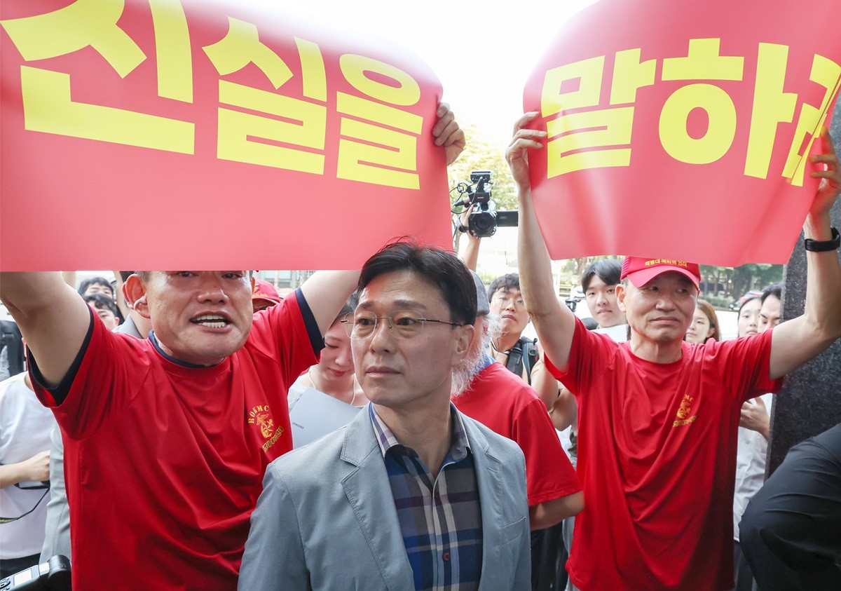 업무상과실치사 혐의를 받는 임성근 전 해병대 1사단장이 29일 오전 서울 서초구 '순직 해병 특검'(이명현 특별검사) 사무실에 신속 결정 요청서를 제출하기 위해 방문했으나 해병대 예비역연대 회원들의 항의를 받고 있다. / 뉴스1