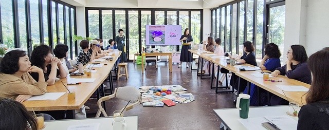 전남 교원을 대상으로 한 ‘그림책 테라피’(마음치유) 연수가 진행되고 있다.