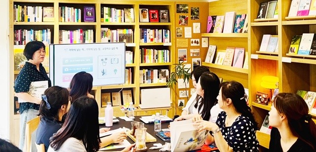 전남 교원을 대상으로 한 ‘그림책 테라피’(마음치유) 연수가 진행되고 있다.