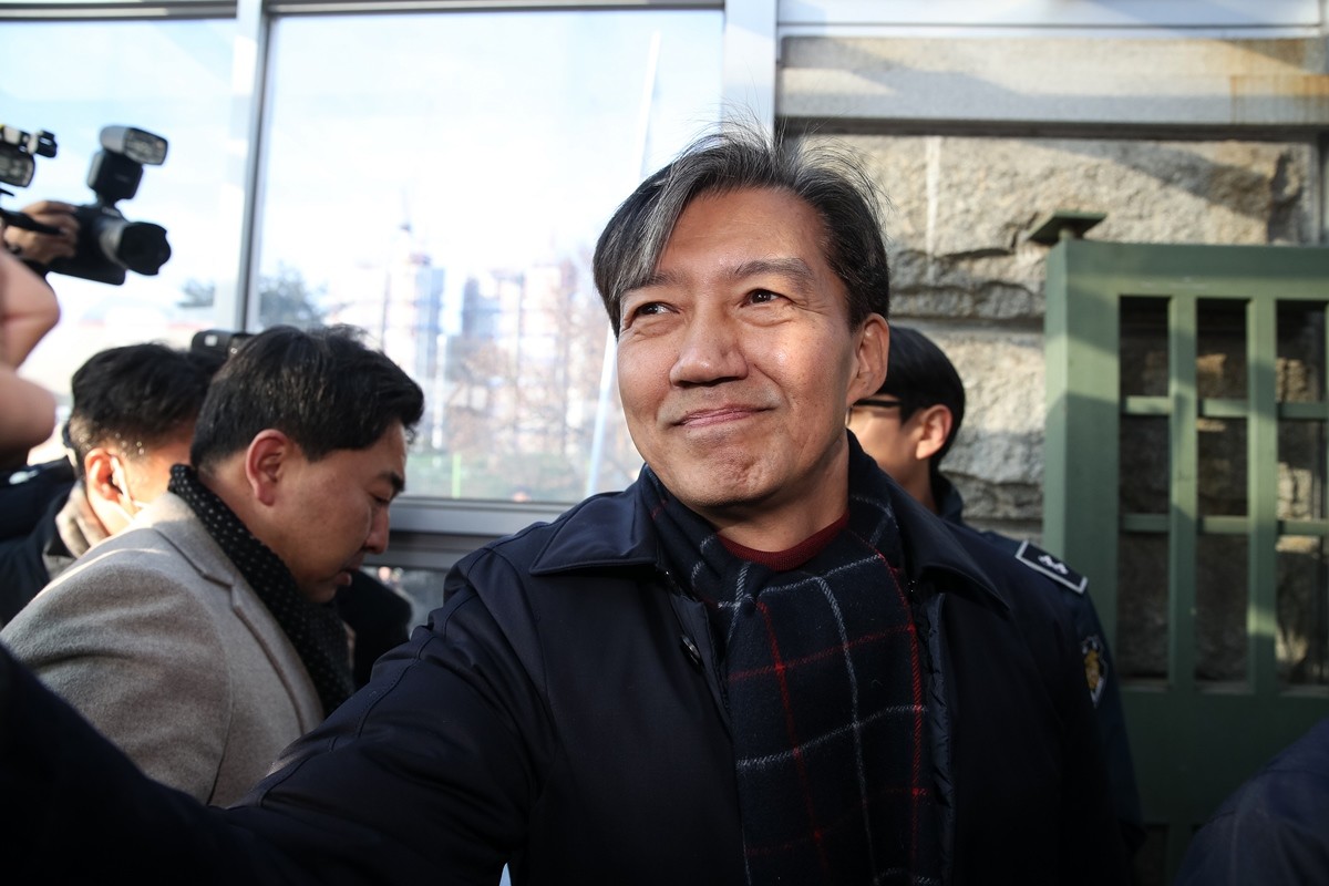 지지자들에게 미소 보이며 구치소 향하는 조국 / 뉴스1