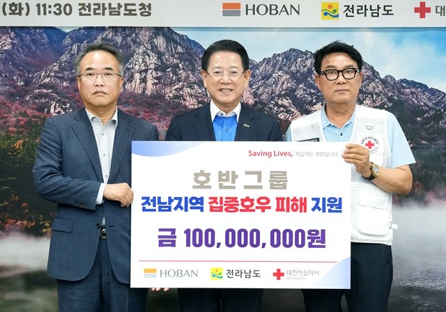 김영록 전라남도지사가 29일 도청 접견실에서 송종민 대한전선(주) 부회장으로부터 집중호우 피해 복구를 위한 성금 1억 원을 기탁받고 있다. / 전남도